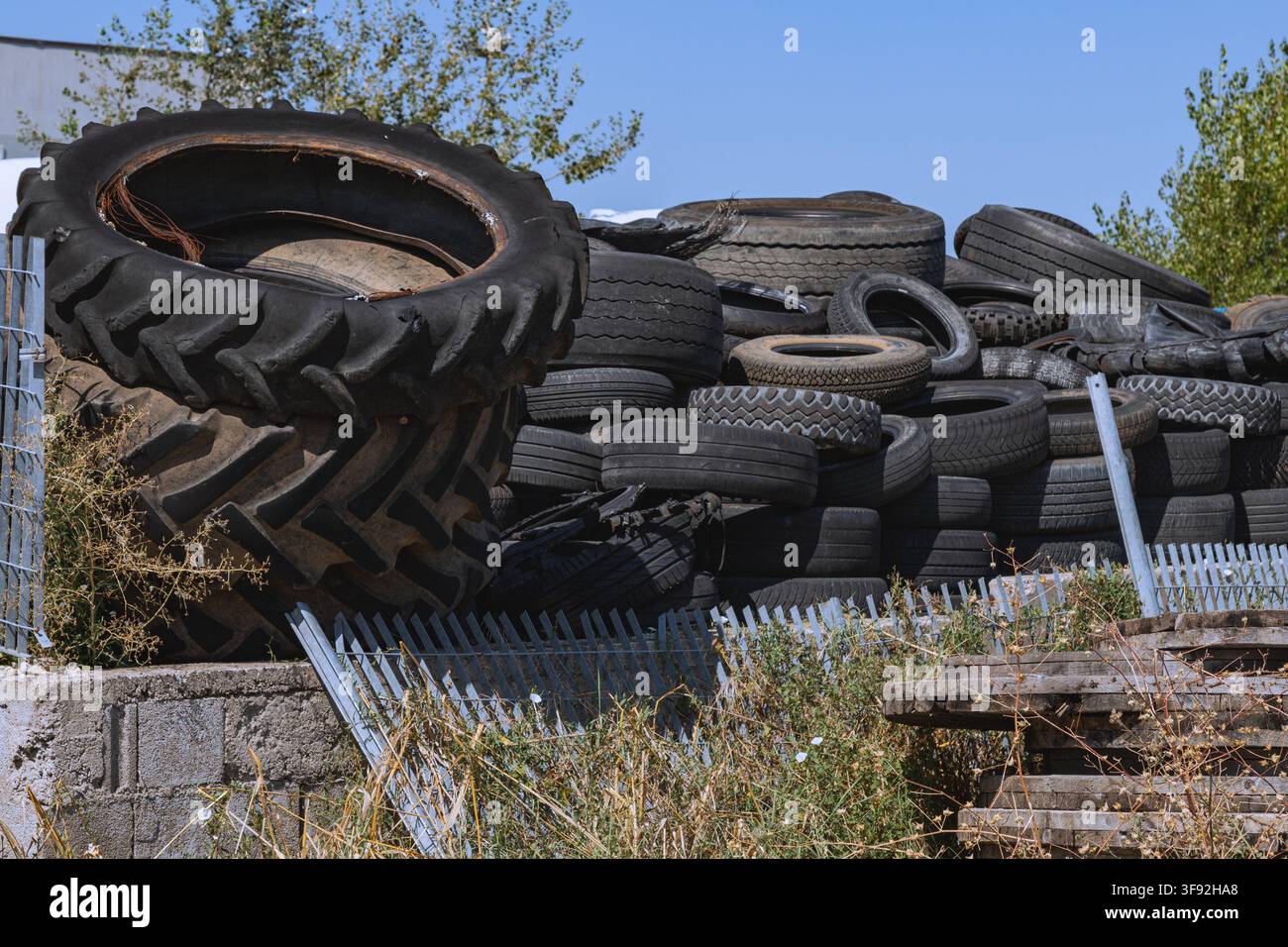 Un grande pila di vecchi pneumatici per auto dopo un cambio stagionale delle ruote. Foto Stock