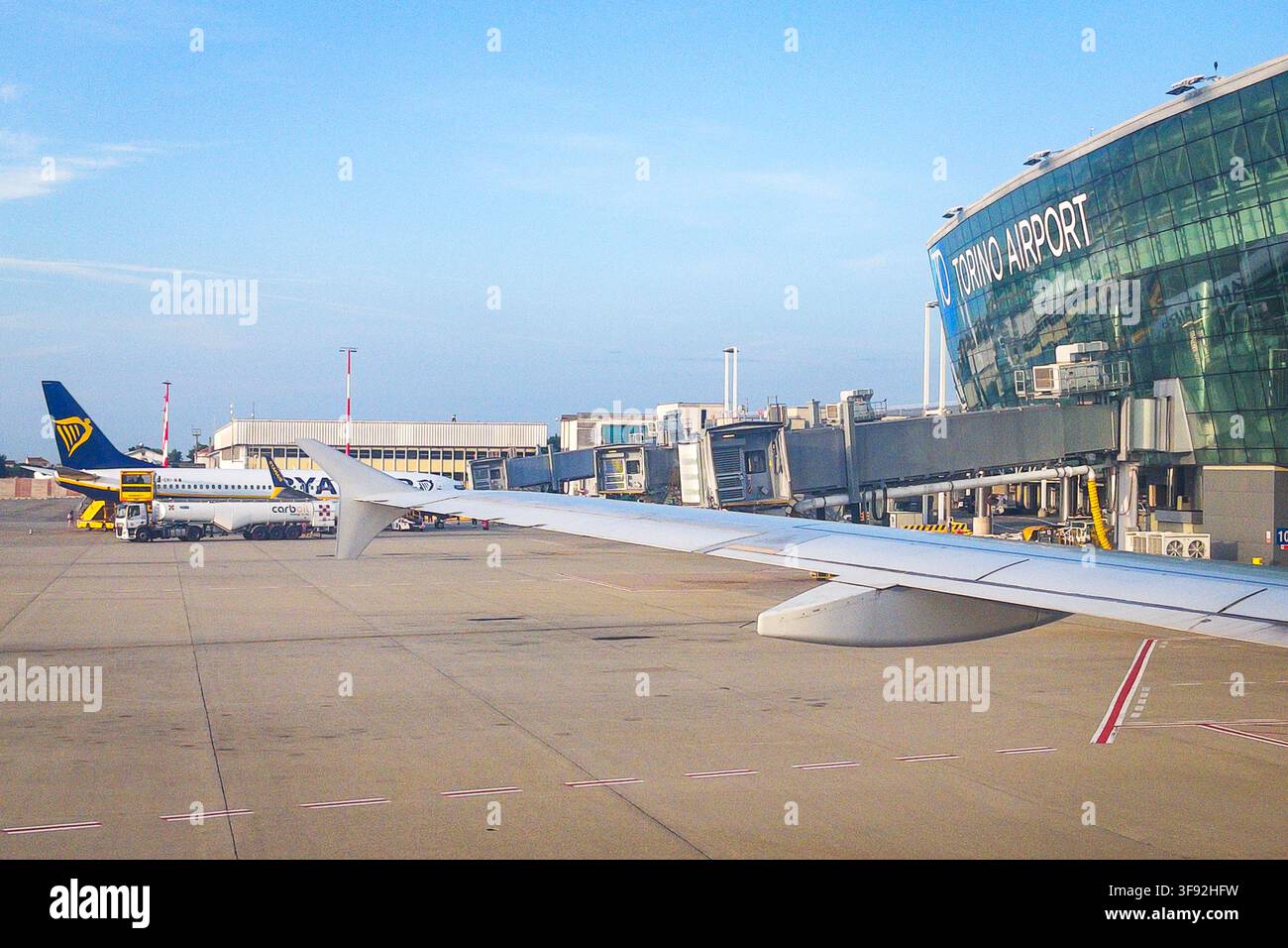 Aereo e terminal presso l'aeroporto di Torino Caselle a Torino, Piemonte, Italia. - Immagine stock catturata con smartphone