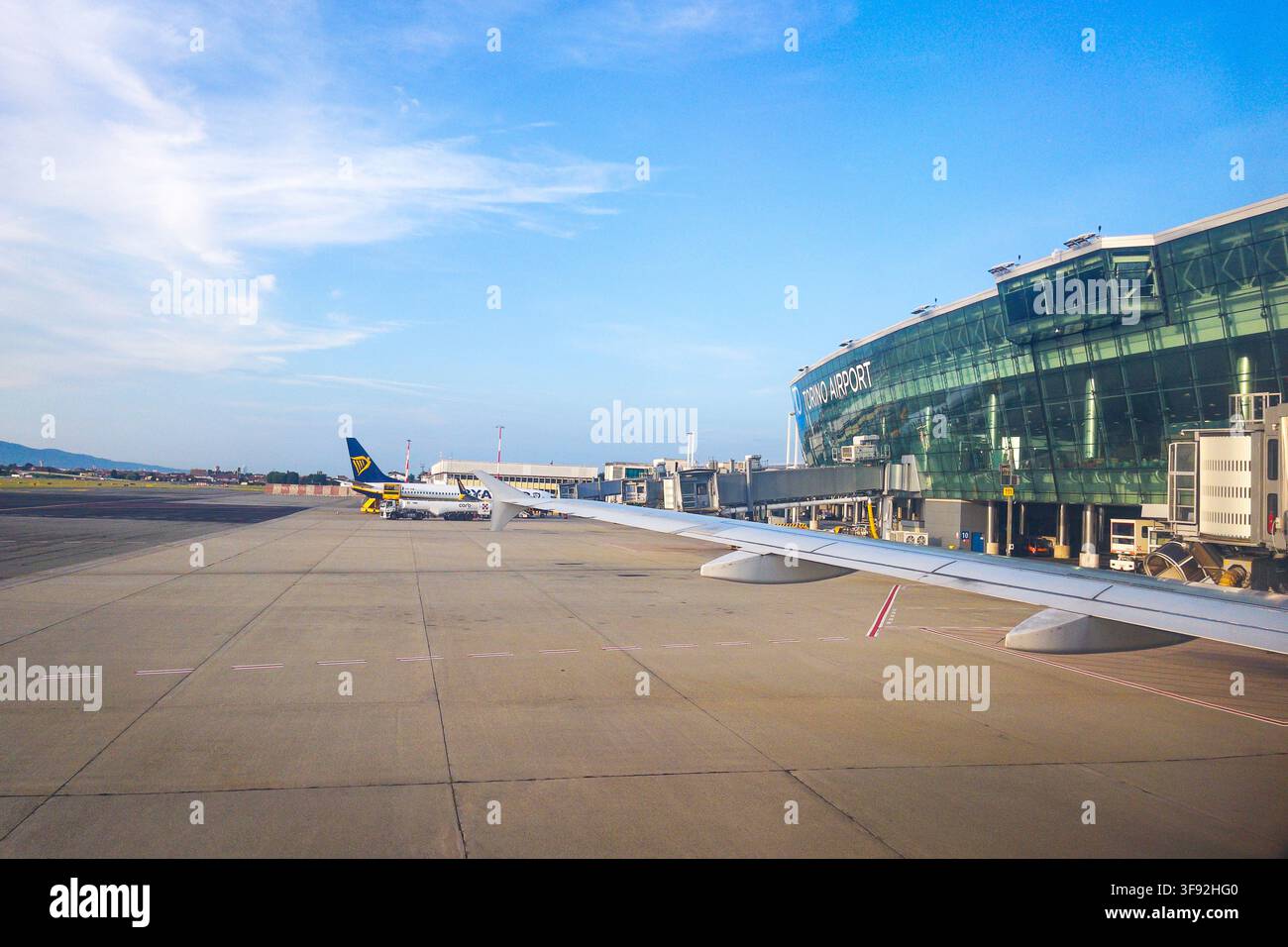 Aereo e terminal presso l'aeroporto di Torino Caselle a Torino, Piemonte, Italia. - Immagine stock catturata con smartphone