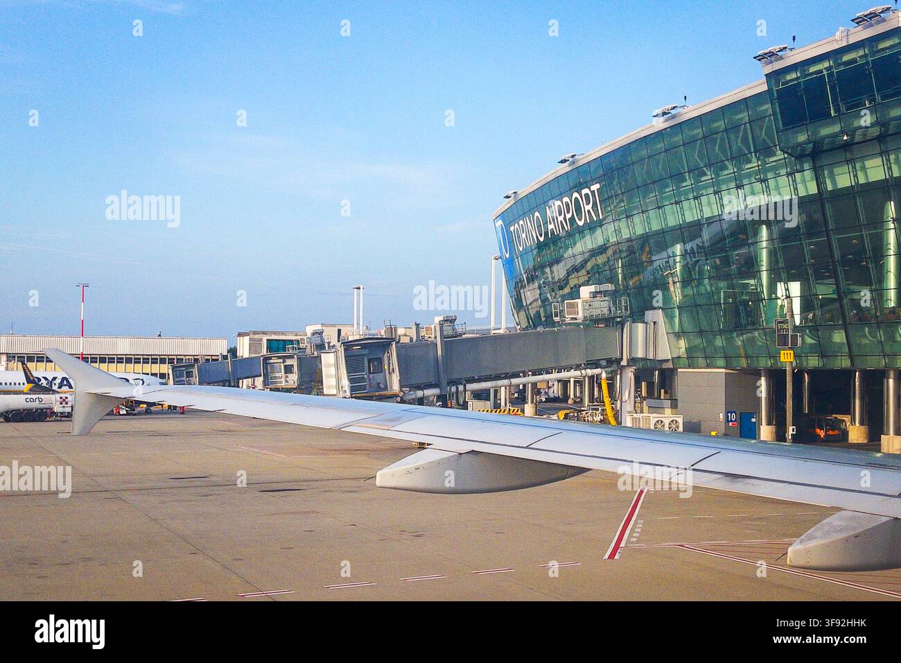Aereo e terminal presso l'aeroporto di Torino Caselle a Torino, Piemonte, Italia. - Immagine stock catturata con smartphone