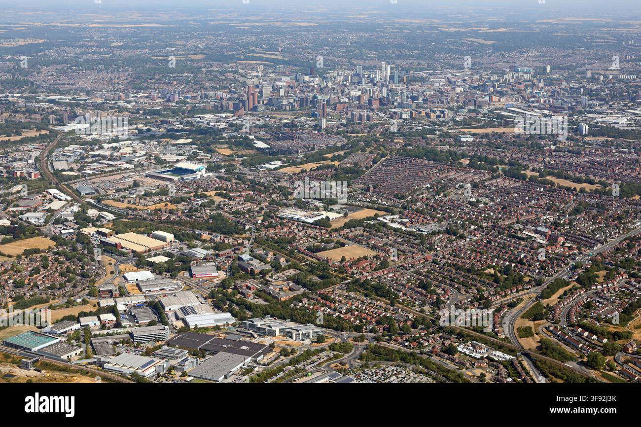 Vista aerea di Beeston che guarda a nord, facile verso il centro città di Leeds sullo sfondo Foto Stock