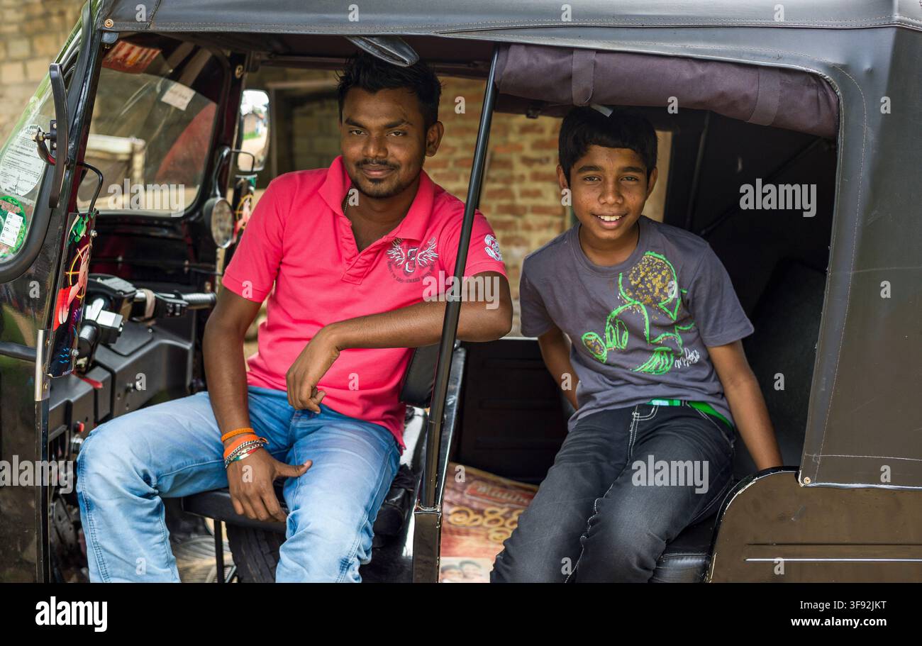 Sri Lanka, Sigirija, persone locali in un tipico tre wheeler taxi Foto Stock