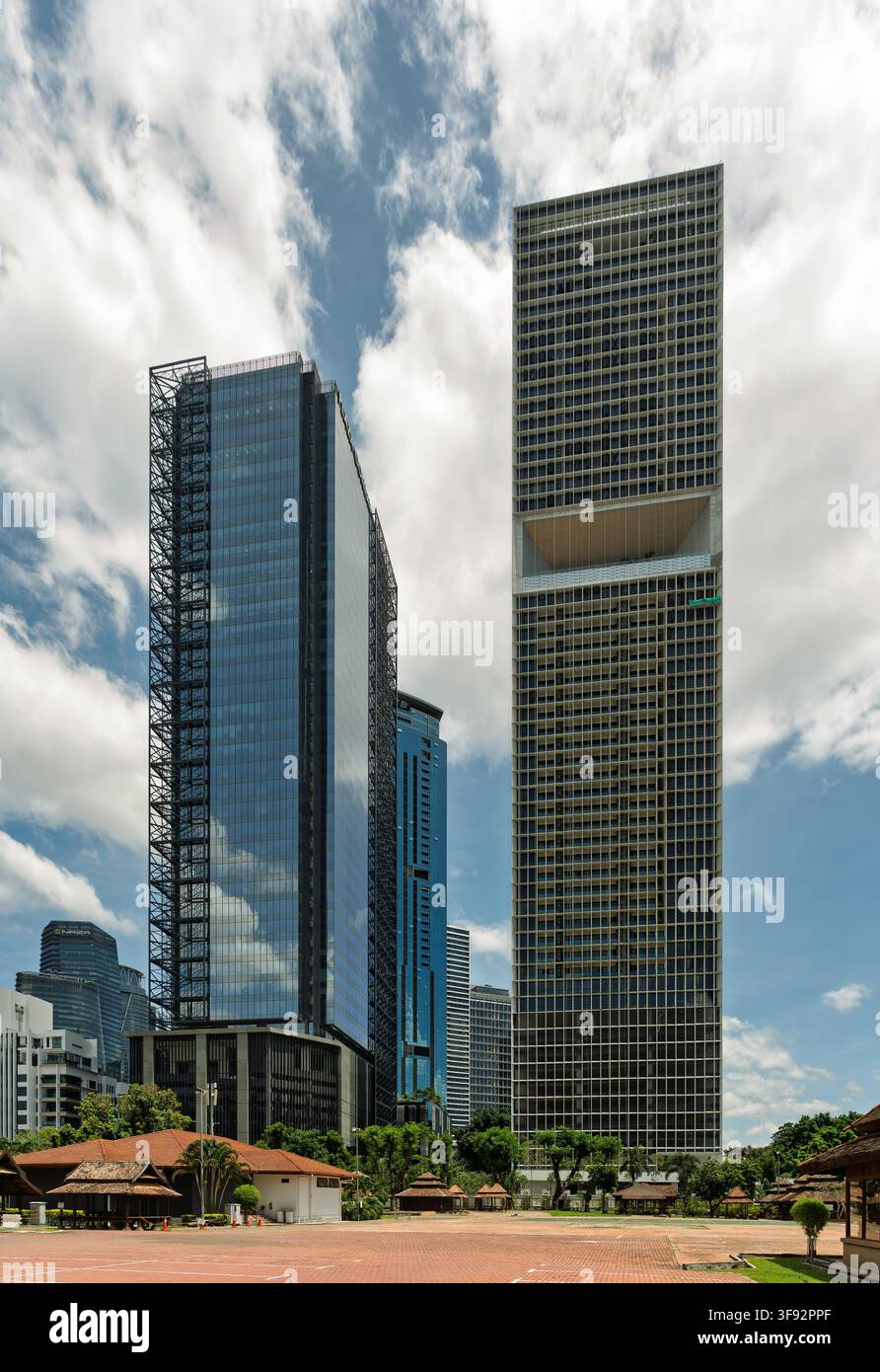 Architettura moderna del Naza Tower e dei grattacieli Menara Felda visti dal Kompleks Kraf KL a Kuala Lumpur, Malesia sotto un cielo blu brillante Foto Stock