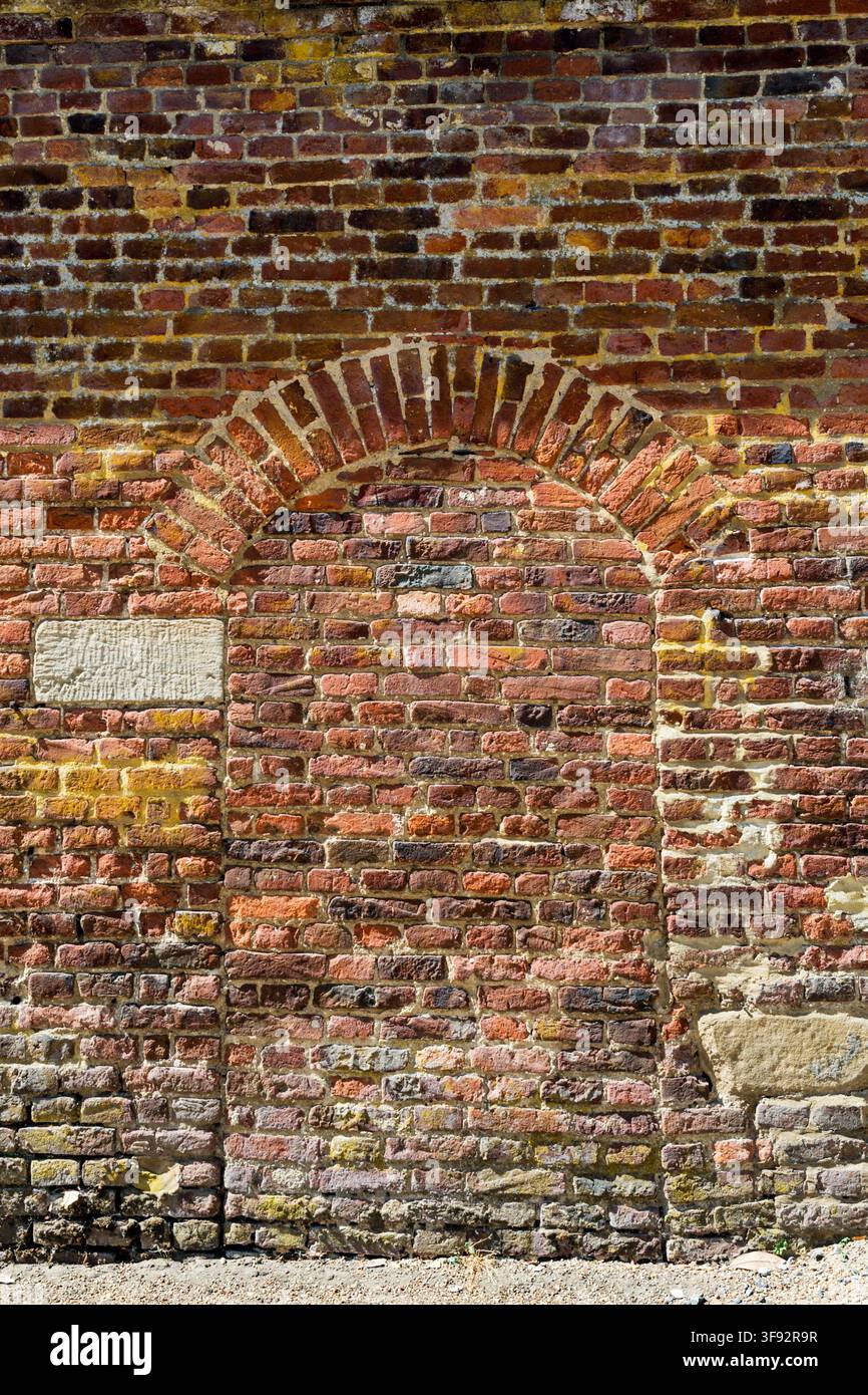Ingresso murato in un vecchio muro di mattoni. Foto Stock