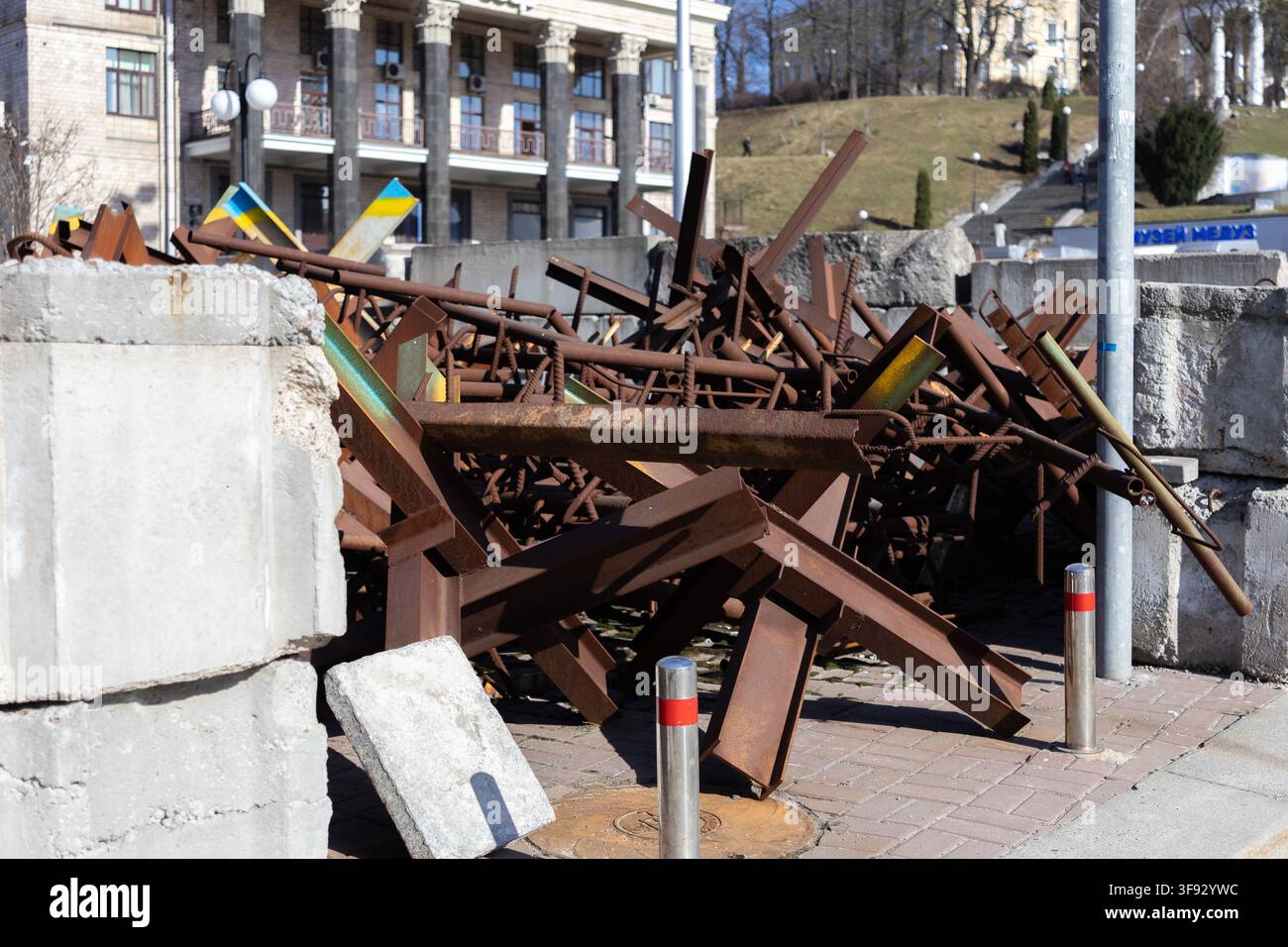 Blocchi di cemento e ostacoli di acciaio frastagliati proteggono il centro cittadino durante il periodo di guerra, illustrando le misure difensive adottate per proteggere gli spazi pubblici Foto Stock