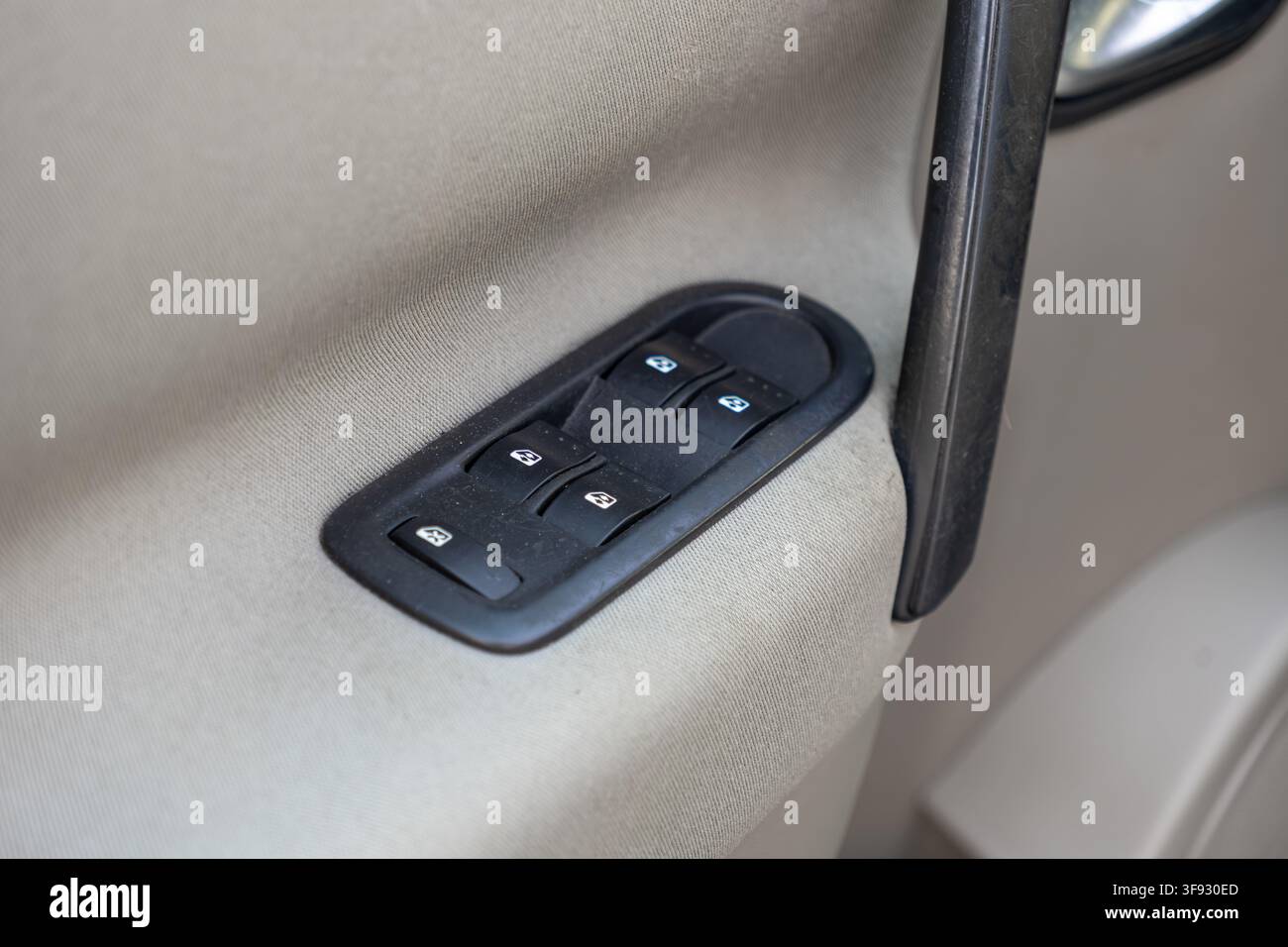 Prima pianura di interruttori elettrici per i finestrini della portiera dell'auto con simboli semplici, che mostrano meccanismi di controllo automobilistico accessibili usati per i veicoli quotidiani Foto Stock