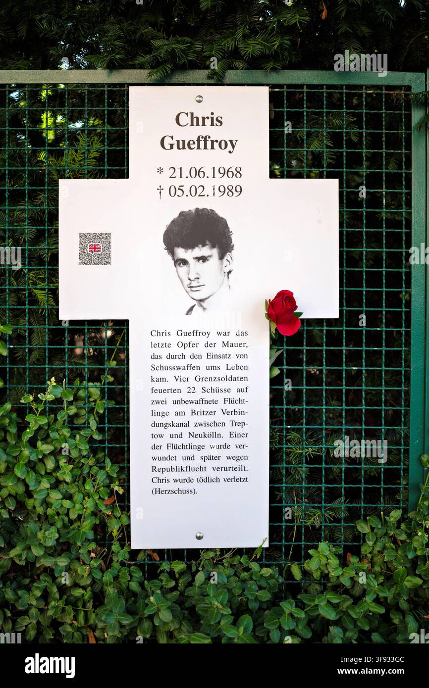 Berlino,13.08.2026,oggi 65 anni fa è stato eretto il muro di Berlino. Il memoriale delle croci bianche è situato di fronte al Reichstag. L'ultima vittima mortale del muro è stato Chris Gueffroy, ucciso dalle truppe di frontiera della DDR il 05.02.1989 Foto Stock