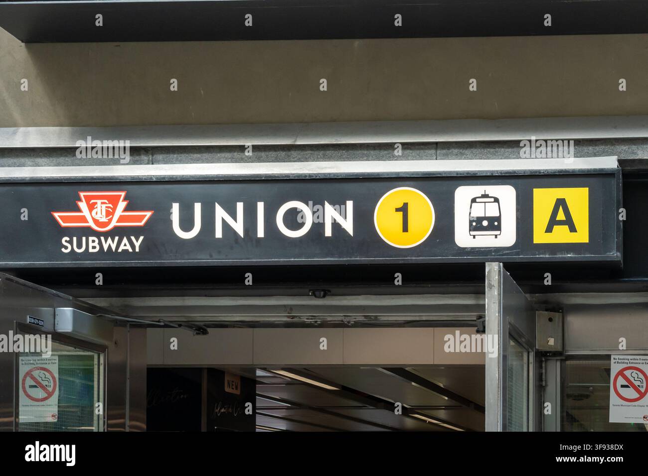 Segnale d'ingresso per la metropolitana Union Station sulla linea 1 Yonge University della Toronto Transit Commission (TTC) a Toronto, Ontario, Canada. Foto Stock