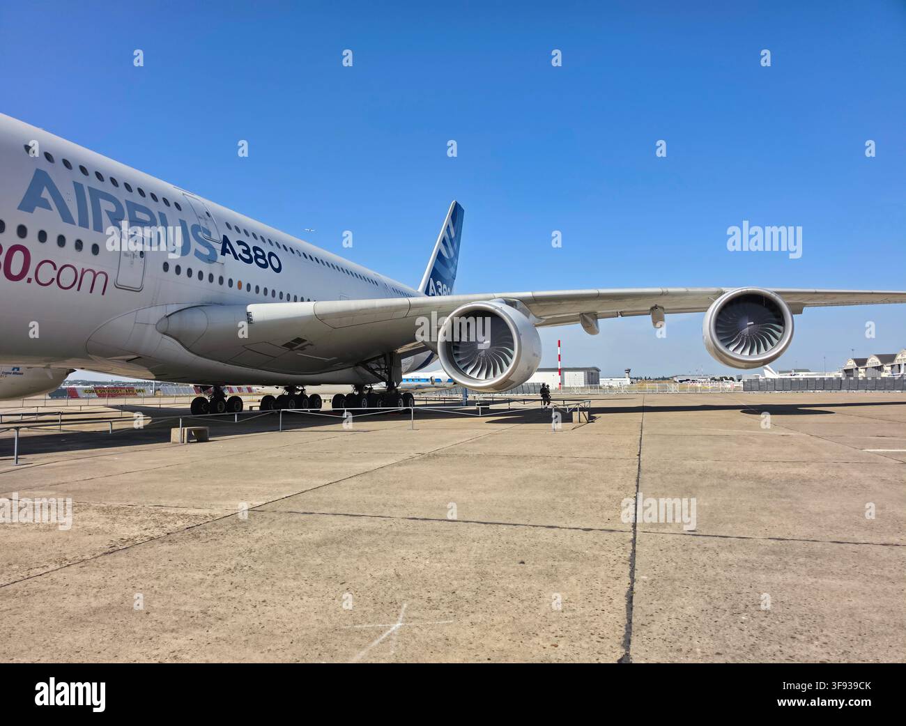 Aereo superjumbo Airbus A380 parcheggiato sulla pista con motori a reazione e struttura dell'ala visibili. Foto Stock