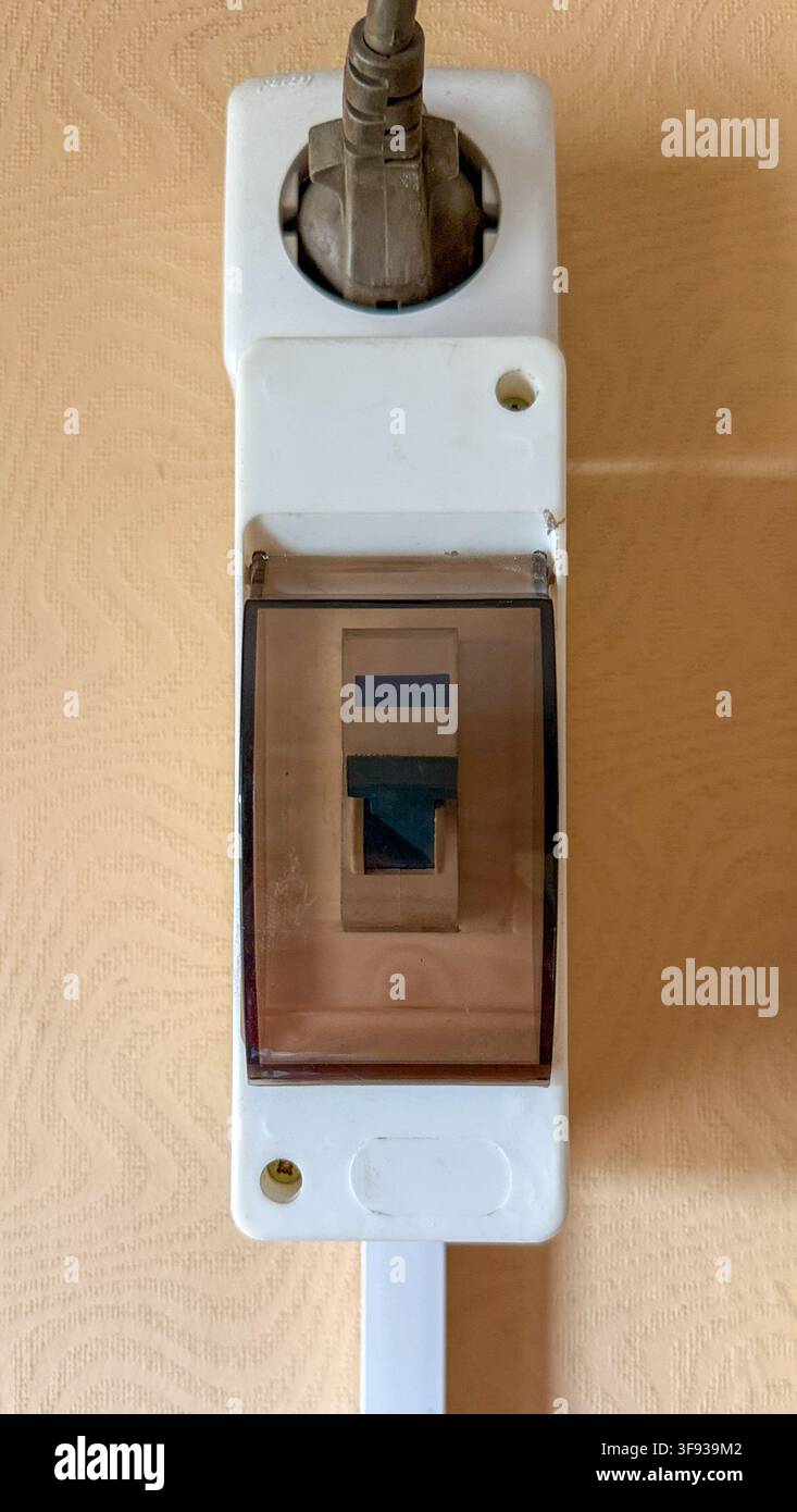 Interruttore elettrico e spina in una presa di corrente. - Immagine stock catturata con smartphone