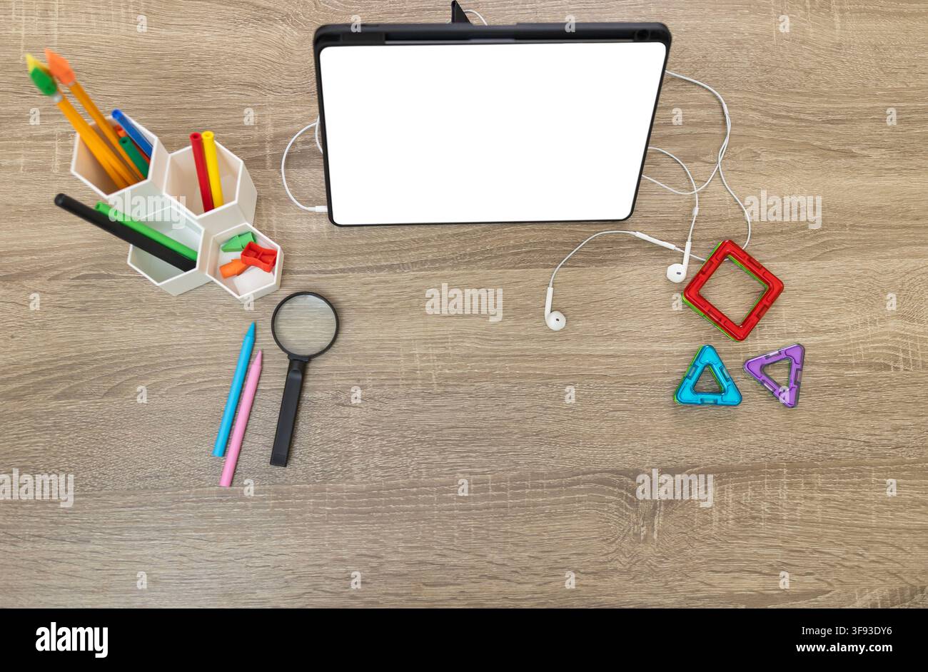 Spazio di apprendimento online con tablet e materiale scolastico Foto Stock