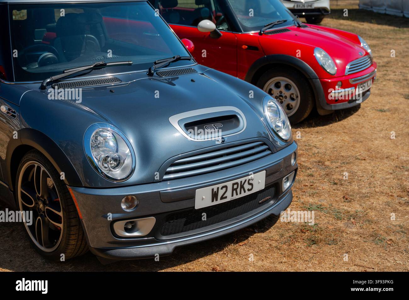 Nuove MINIs originali - R50 rosso 2001 Mini Cooper e 2006 R56 Mini Cooper John Cooper Works GP. Cappucci caldi e più caldi Foto Stock