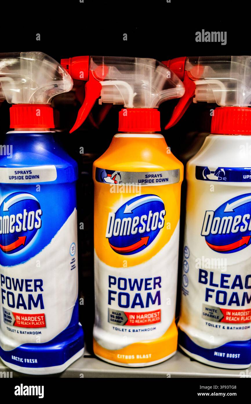 Londra UK, 14 agosto 2026, Close-Up di un prodotto Domestos Power Foam per la pulizia di toilette e bagno su uno scaffale del supermercato Foto Stock