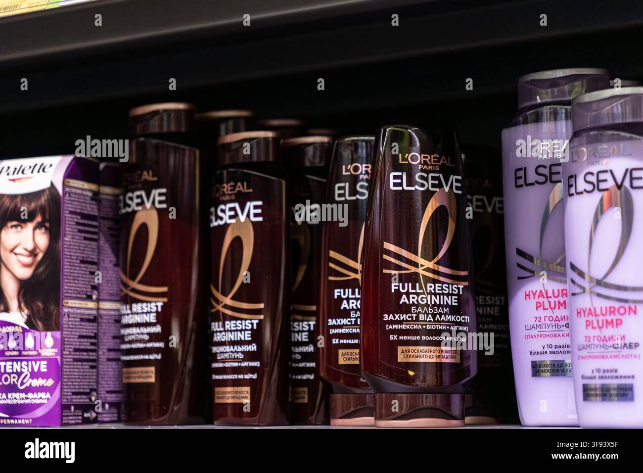 Kyiv, Ucraina - 15 marzo 2026: Prodotti per la cura dei capelli L'Oreal allineati su uno scaffale espositivo, evidenziando il merchandising al dettaglio di cosmetici e la cura personale quotidiana Foto Stock