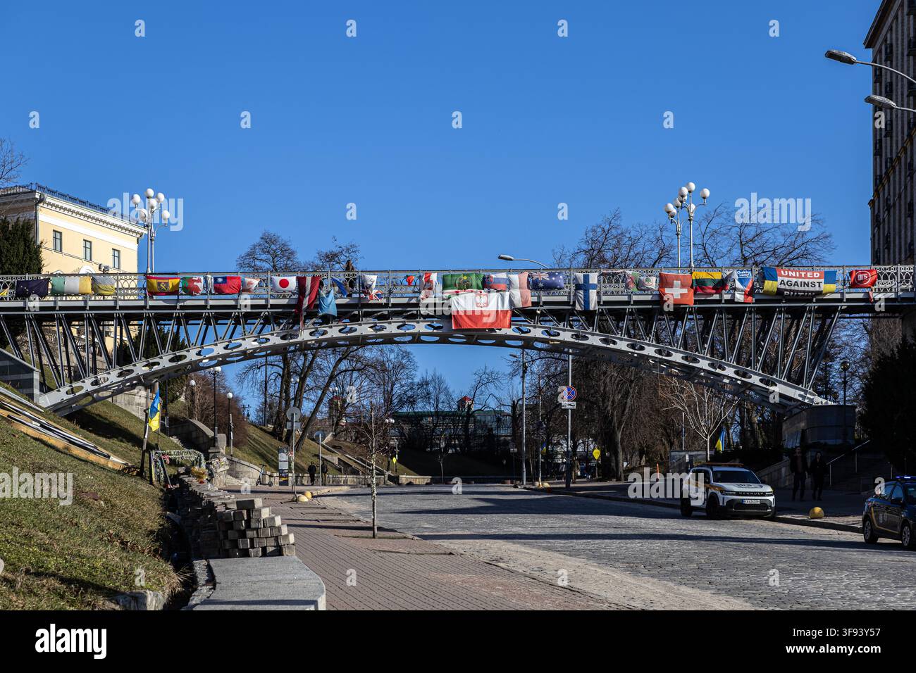 Kyiv, Ucraina - 15 marzo 2026: Molte bandiere nazionali sono appese all'arco d'acciaio del Ponte del Parco a Kyiv, rappresentando un ampio sostegno internazionale e così Foto Stock