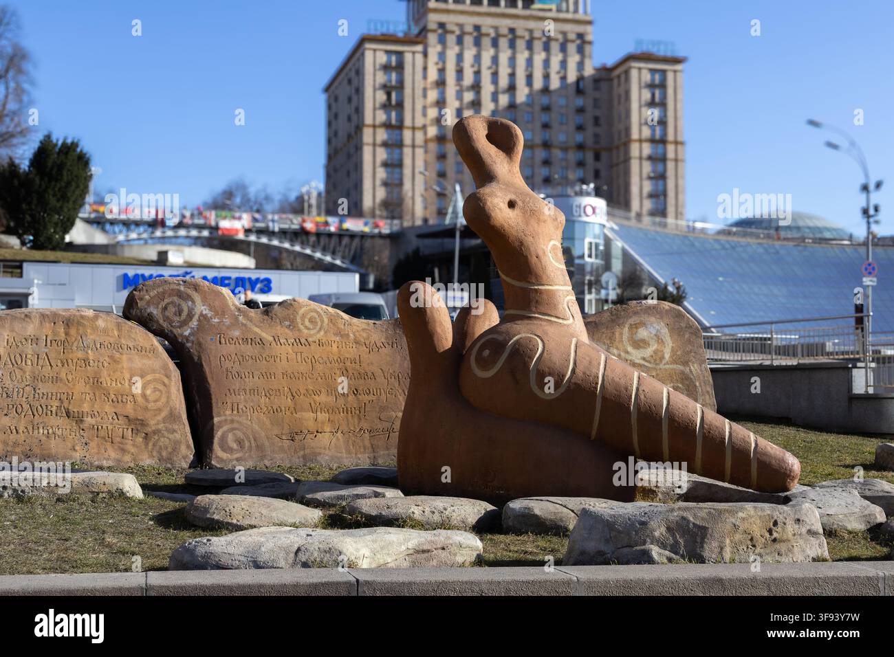 Kyiv, Ucraina - 15 marzo 2026: Scultura ceramica unica di una figura seduta si trova in un'area di parco pubblico urbano, evidenziando l'espressione culturale artistica Foto Stock