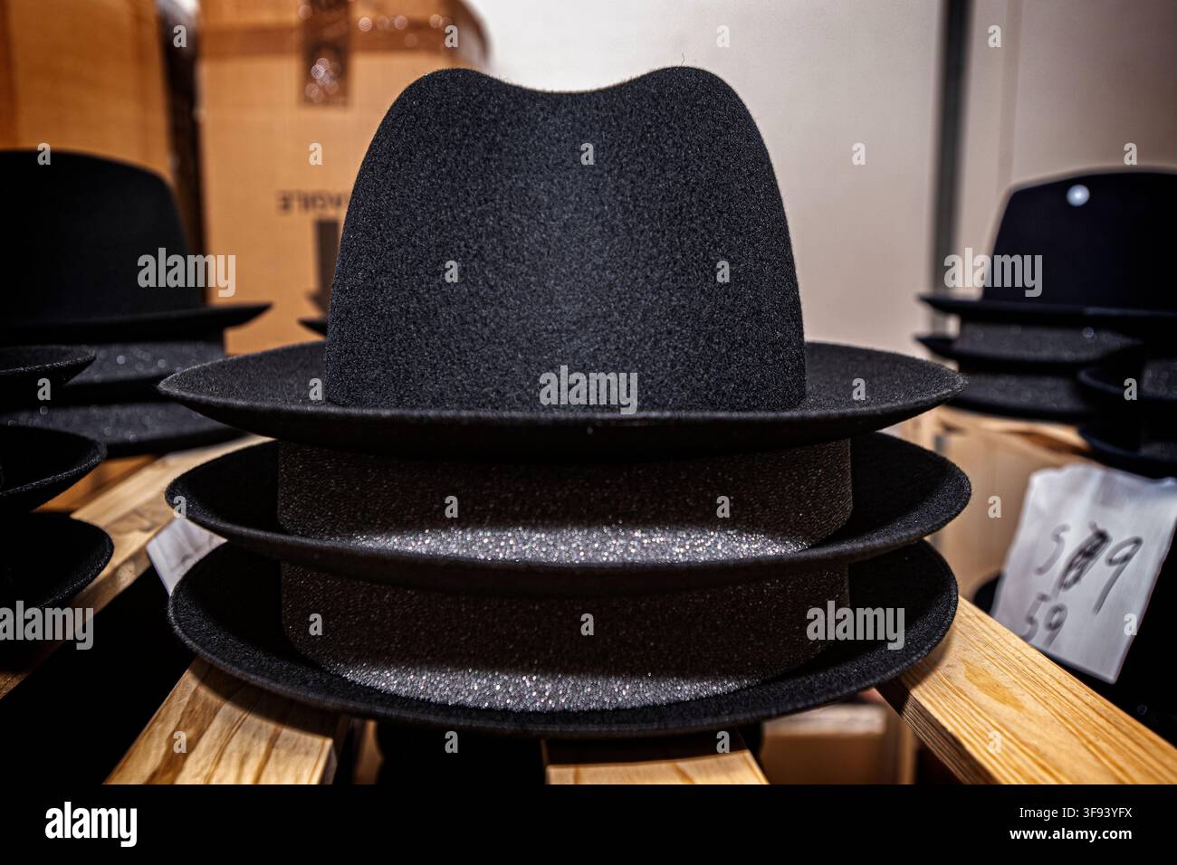 Italia Marche Montappone lavorazione di laboratorio del cappello dell'azienda Sorbatti cappello di feltro Foto Stock
