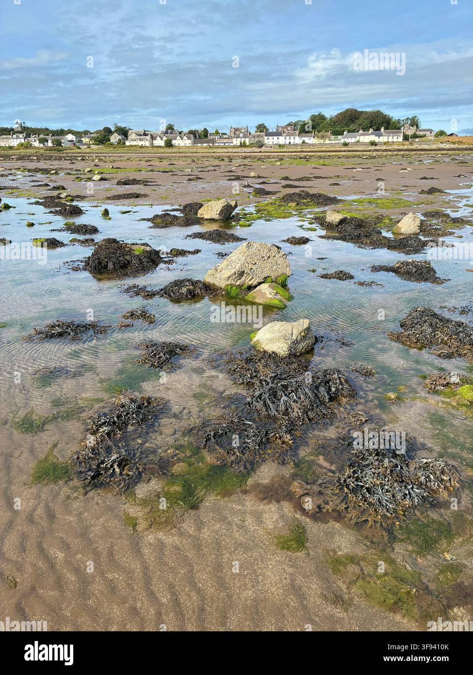 Villaggio di Garlieston con piscine rocciose sulla spiaggia nell'agosto 2026 - Garlieston, Wigtownshire, Dumfries e Galloway, Scozia UK - Immagine stock catturata con smartphone
