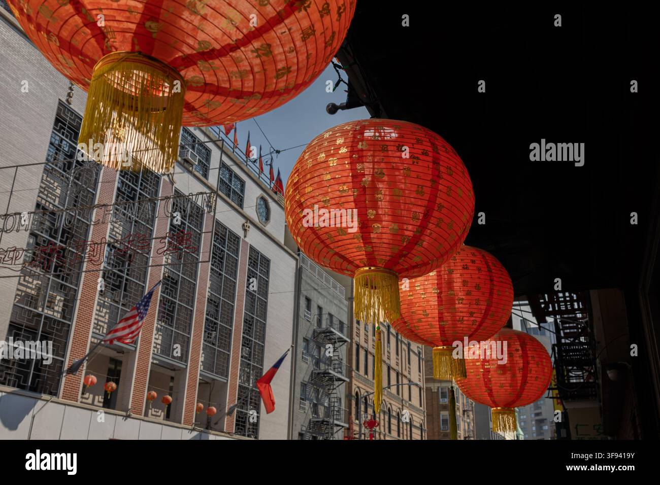 Lanterne di carta sospese e veduta stradale nel Chinatown di Manhattan. New York City, USA. Foto Stock