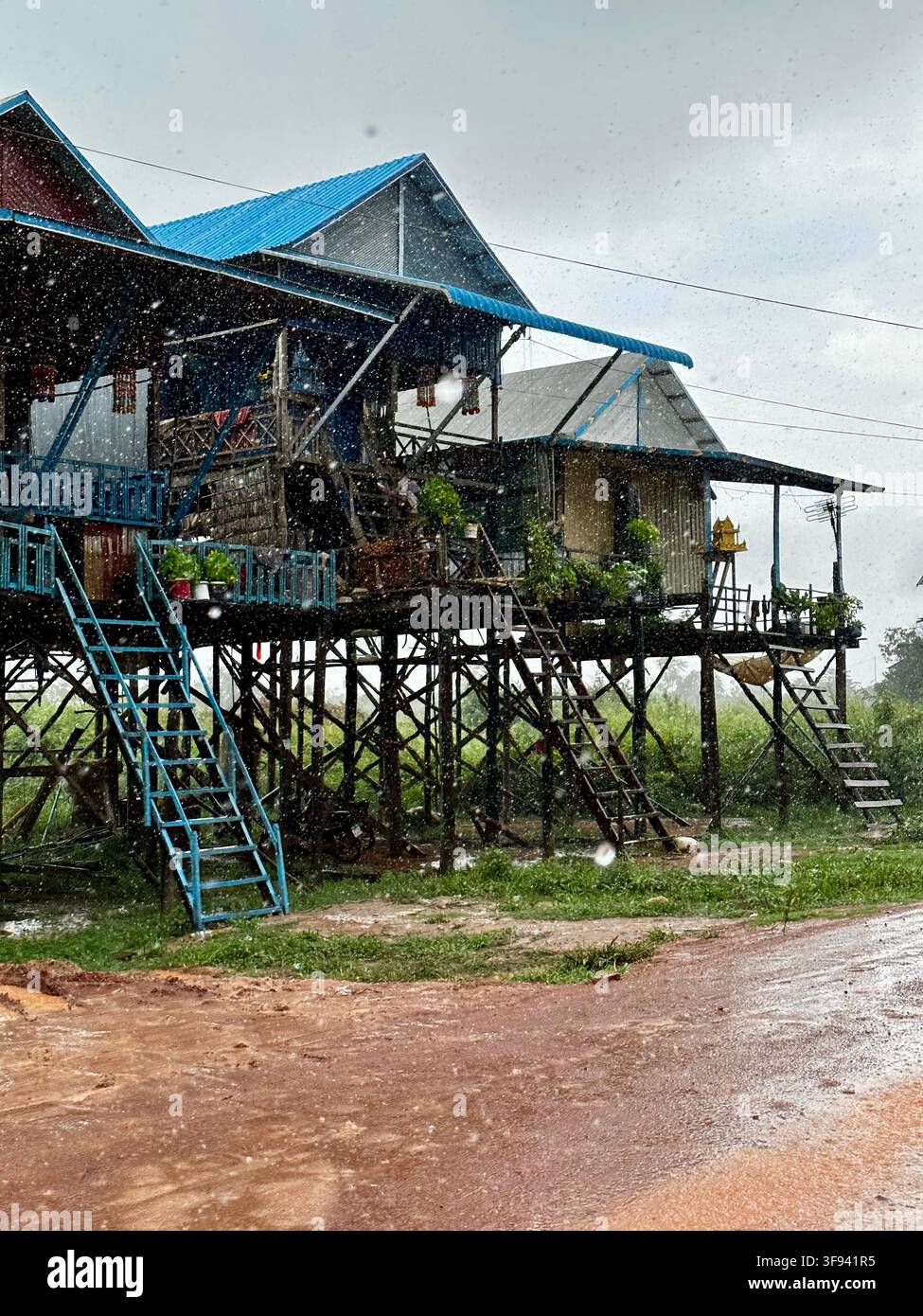 Case su palafitte cambogiane (Kampong Phluk, Cambogia) Foto Stock