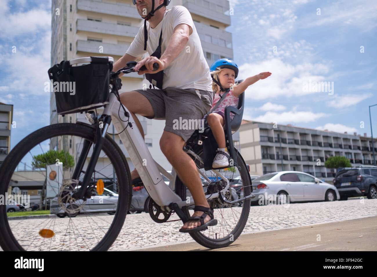 Ciclista che blocca la sua bicicletta a una ringhiera metallica per sicurezza Foto Stock