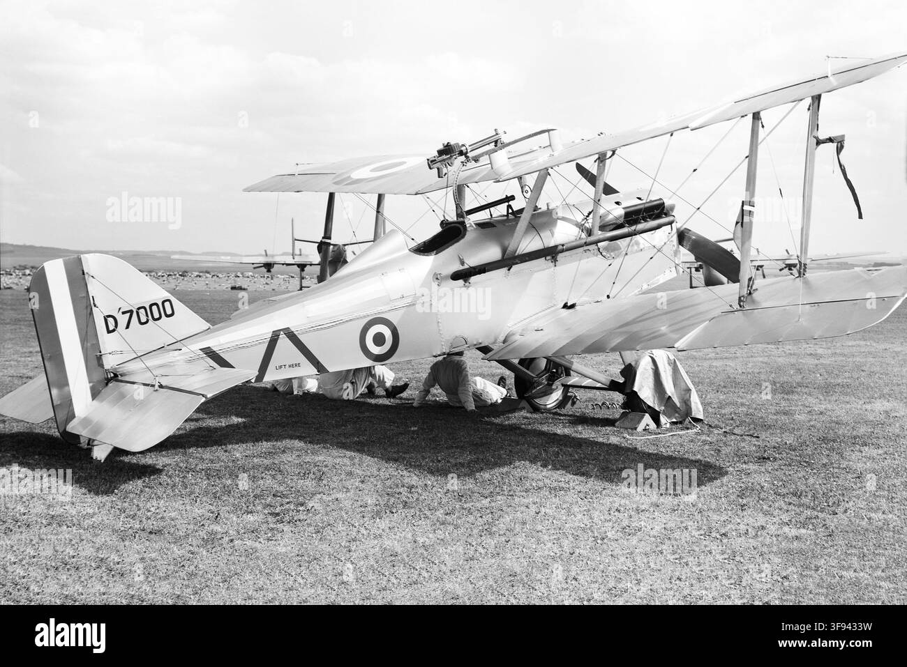 Royal Aircraft Factory se.5A biplano contrassegnato come D7000 seriale, registrazione G-EBIA, presso RAF Upavon nel 1962 in un evento intitolato 50th Anniversary of Military Aviation Air Show per l'anniversario della fondazione del Royal Flying Corps. L'effettivo numero di serie F904, servì la RAF dal 1918 fino a poco dopo la prima guerra mondiale, quando fu degradato e divenne un aereo da skywriter e show come G-EBIA fino al 1928 circa. L'aereo fu restaurato negli anni '1950, volando di nuovo nel 1959 e divenne parte della Shuttleworth Collection Foto Stock