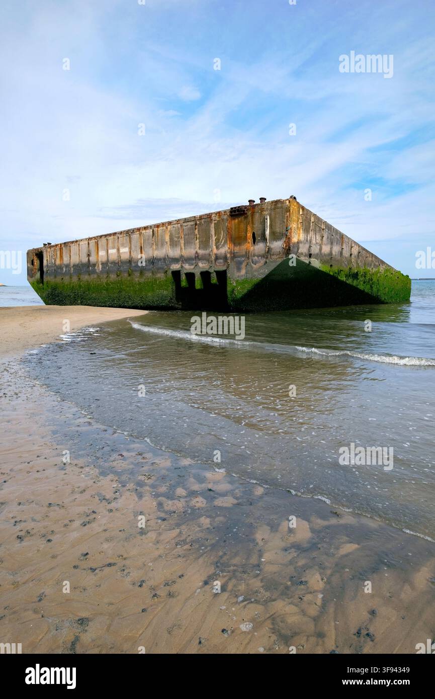 Resti del cassone prefabbricato, artificiale e portatile Mulberry B della Seconda Guerra Mondiale per i porti del D-Day sulla spiaggia di Arromanches-les-Bains, Normandia, Francia Foto Stock