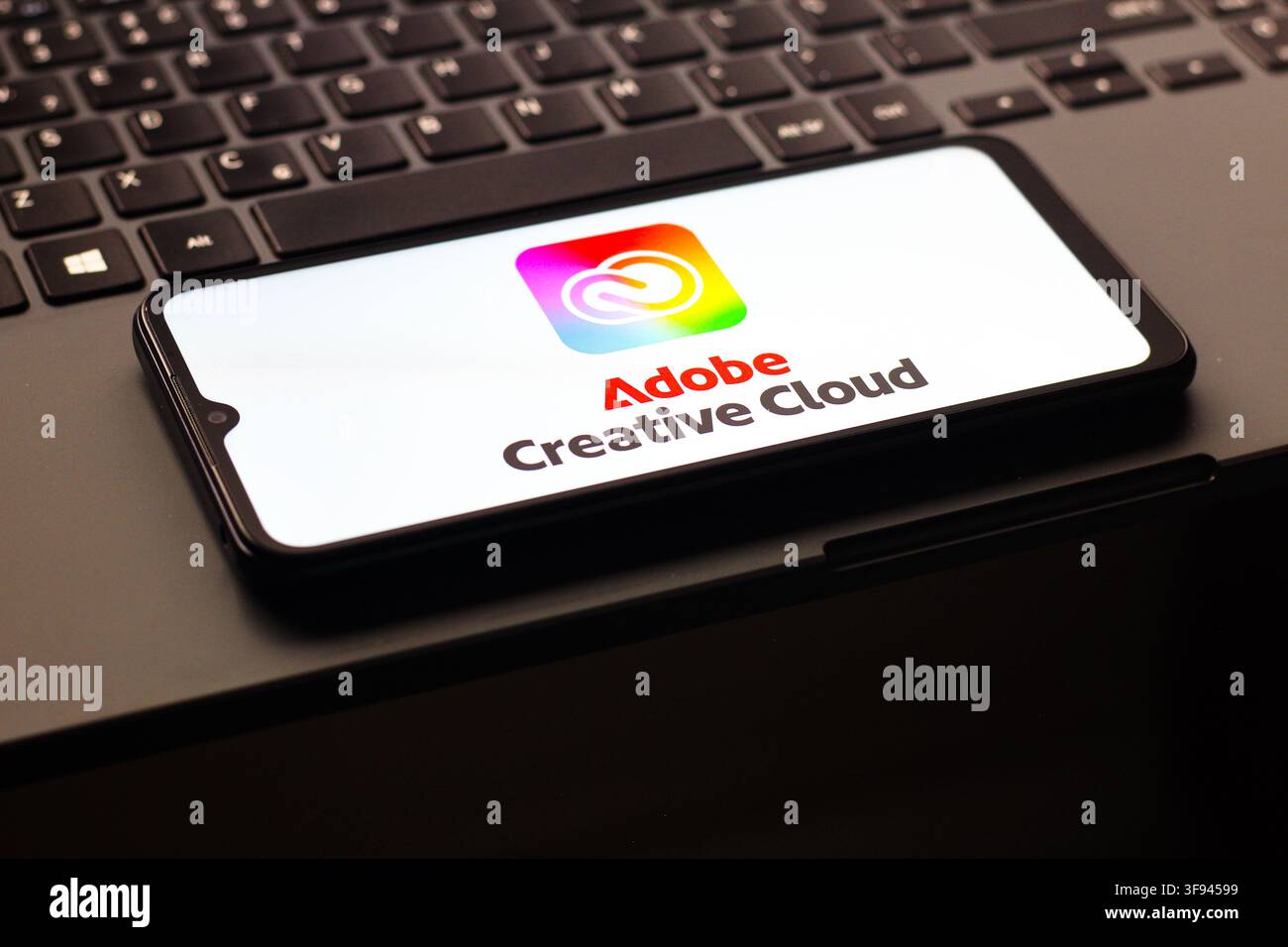In questa illustrazione fotografica, il logo Adobe Creative Cloud è visualizzato sullo schermo di uno smartphone Foto Stock