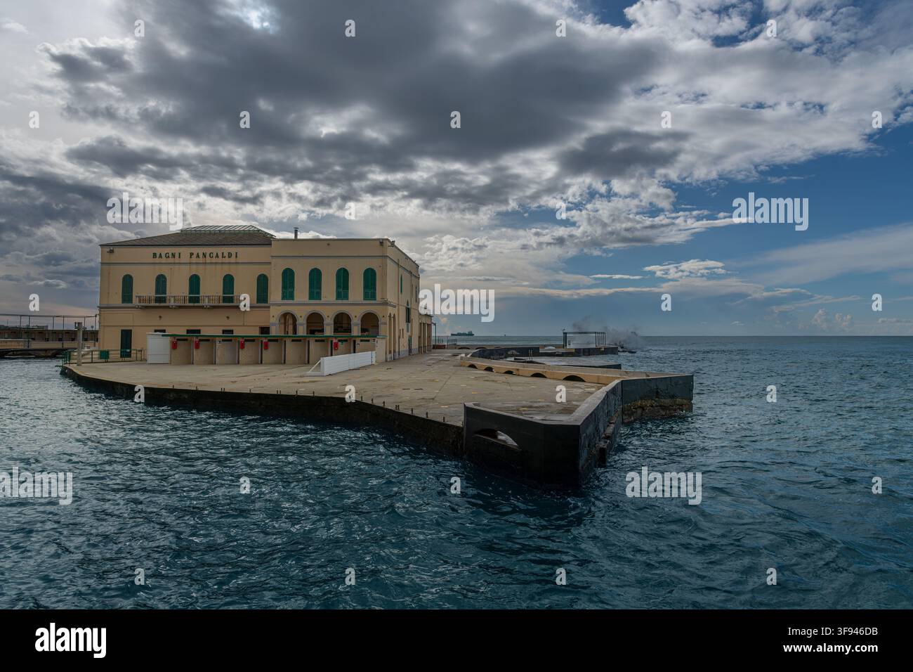 La storica località balneare Bagni Pancaldi a Livorno, in Italia, che è uno dei più antichi e tradizionali circoli balneari della città. Foto Stock