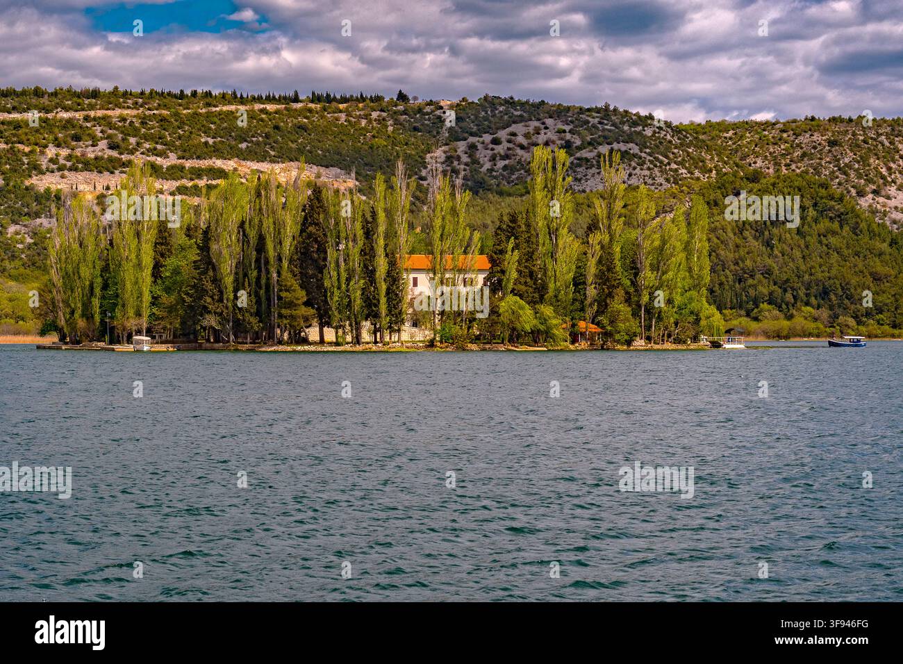 Dalmazia Croazia Parco nazionale di Krka - lago di Visovac e isola Foto Stock