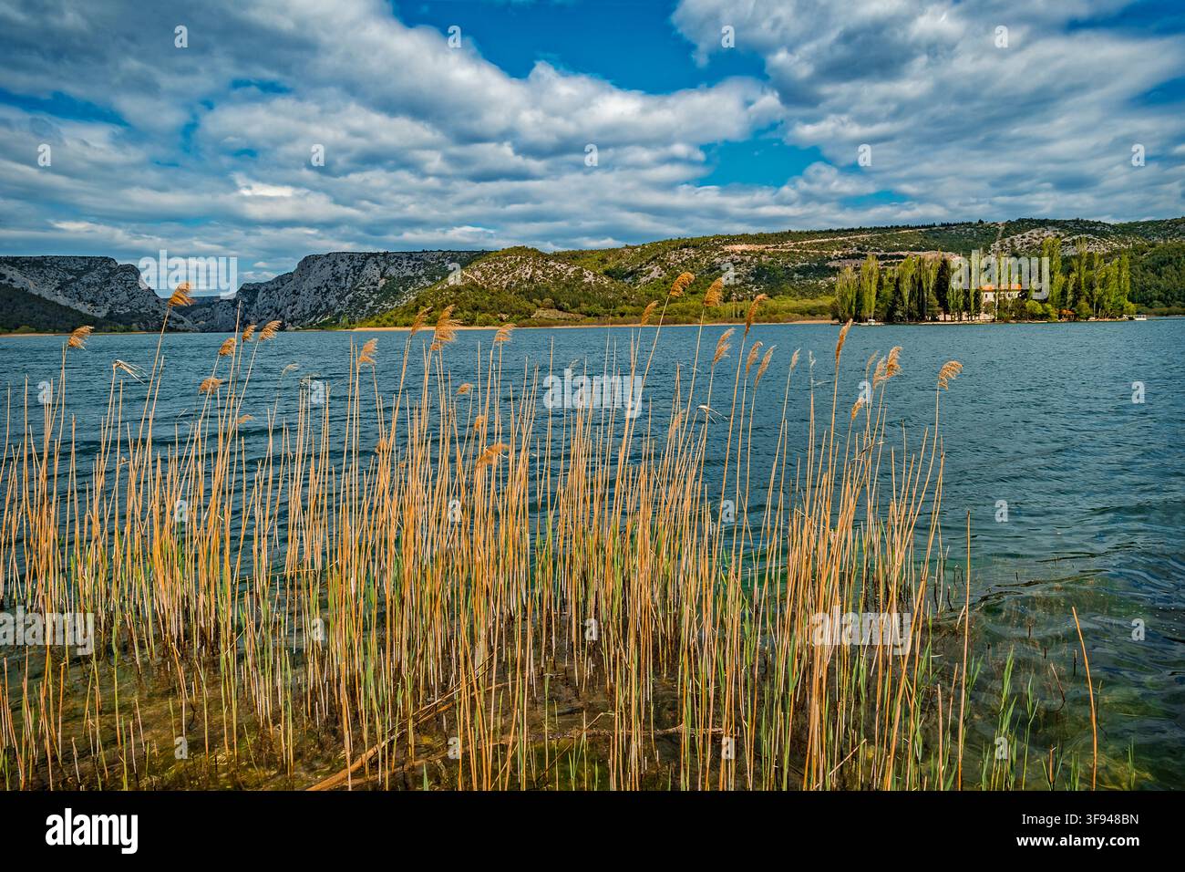 Dalmazia Croazia Parco nazionale di Krka - lago di Visovac e isola Foto Stock