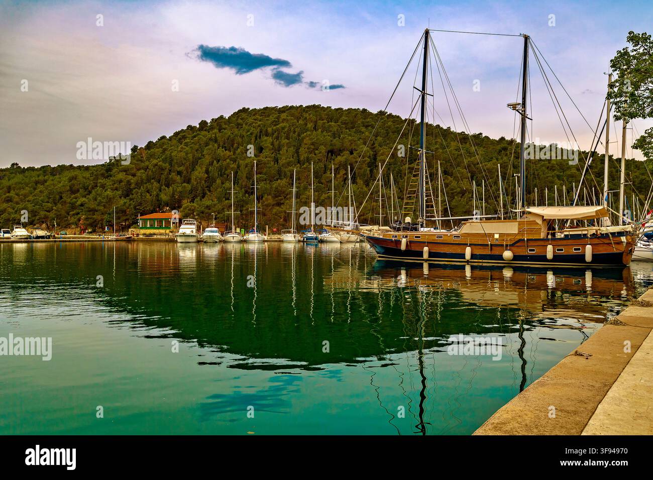 Dalmazia Croazia Parco nazionale di Krka - Skardin - il piccolo porto Foto Stock