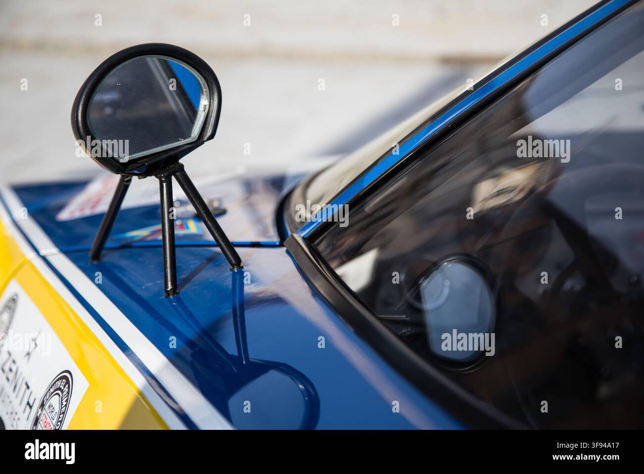 Specchietto laterale e dettagli della carrozzeria blu di un'auto da rally classica Lancia Stratos a Biella, Italia. Foto Stock