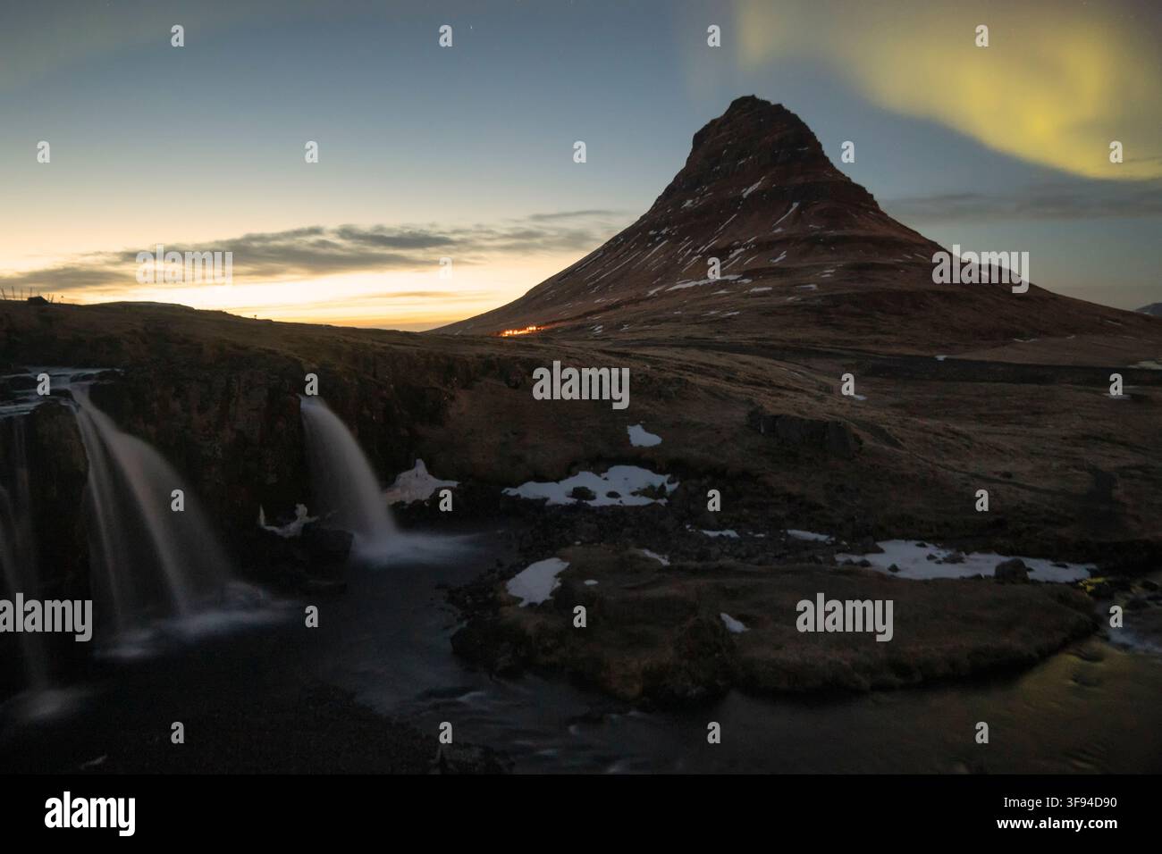 Aurora borealis aurora boreale sopra la cascata di Kirkjufellsfoss. Scena notturna incredibile vicino a Kirkjufell volkano, Islanda. Paesaggio fotografia panorama Foto Stock