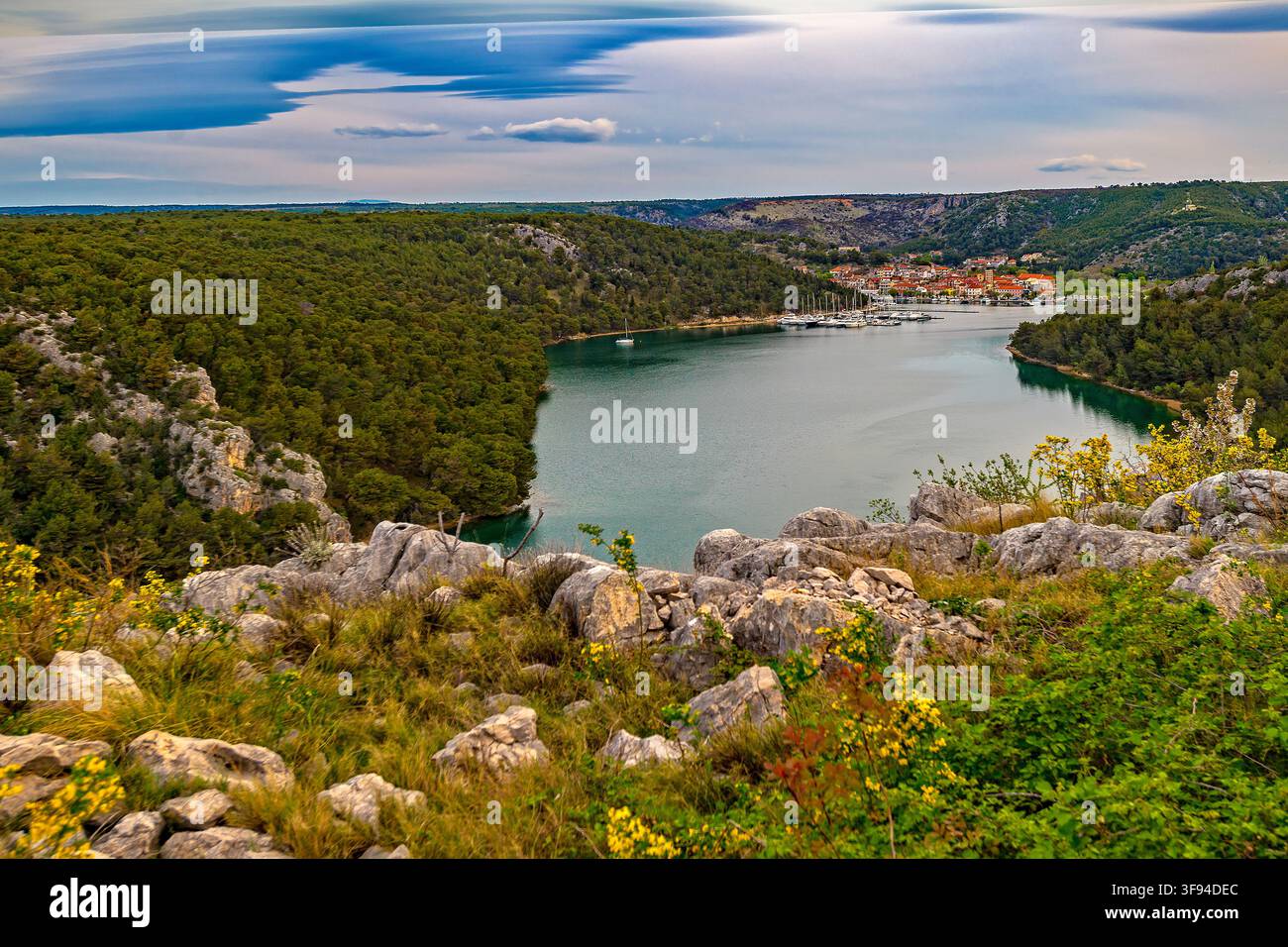 Dalmazia Croazia Parco nazionale di Krka - Skardin - Il fiume Krka e il Villaggio Foto Stock