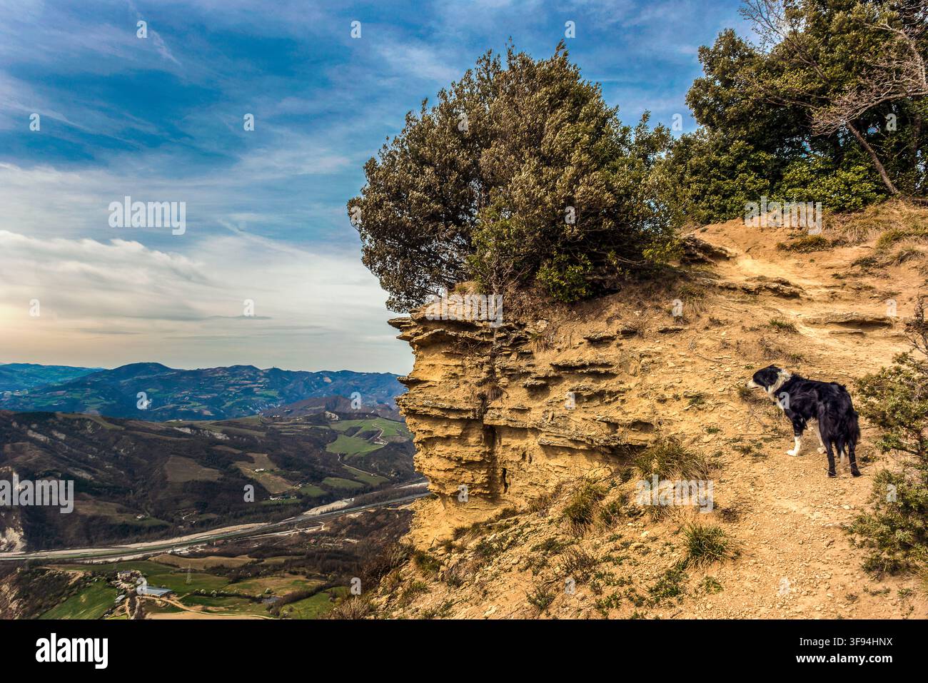 Dalla vetta del Monte Adone, è facile comprendere la struttura stratificata dell'intero crinale pliocenico. Sotto si trova la valle di Sasso Marconi e Foto Stock