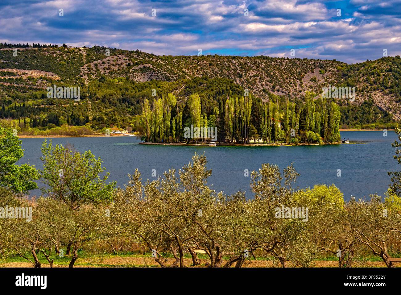 Dalmazia Croazia Parco nazionale di Krka - lago di Visovac e isola Foto Stock