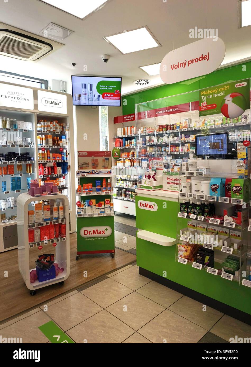 Interno moderno della farmacia Dr.Max con scaffali pieni di prodotti per la salute e farmaci - Immagine stock catturata con smartphone