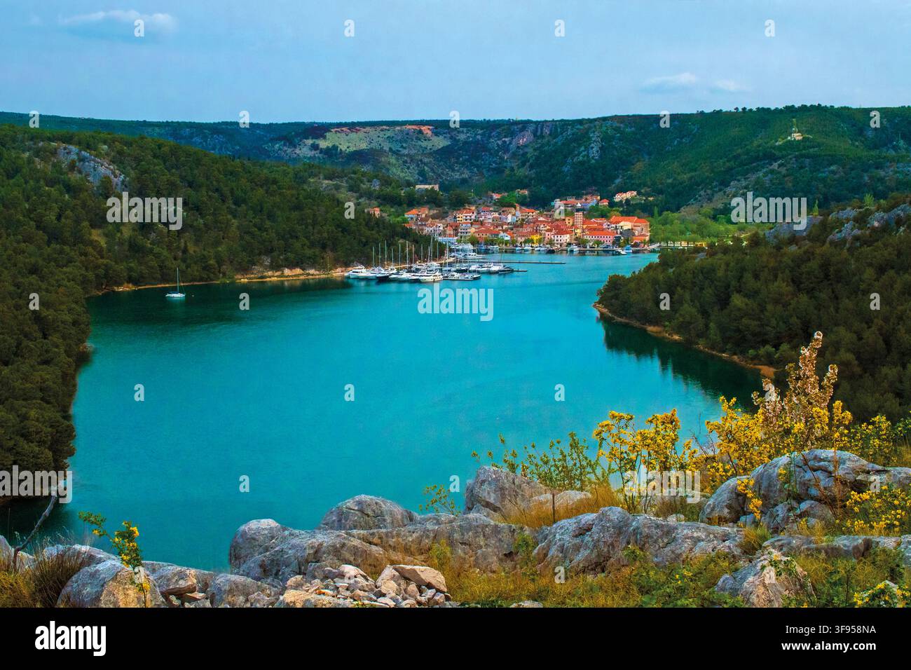 Dalmazia Croazia Parco nazionale di Krka - Skardin - Il fiume Krka e il Villaggio Foto Stock