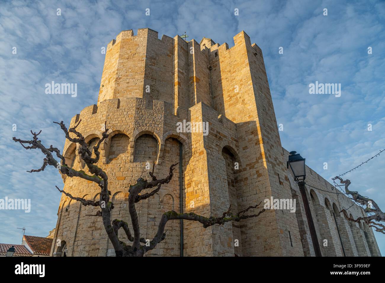 La chiesa fortificata storica di Notre-Dame-de-la-Mer nella città costiera meridionale di Saintes-Maries-de-la-Mer nella regione della Camargue Foto Stock