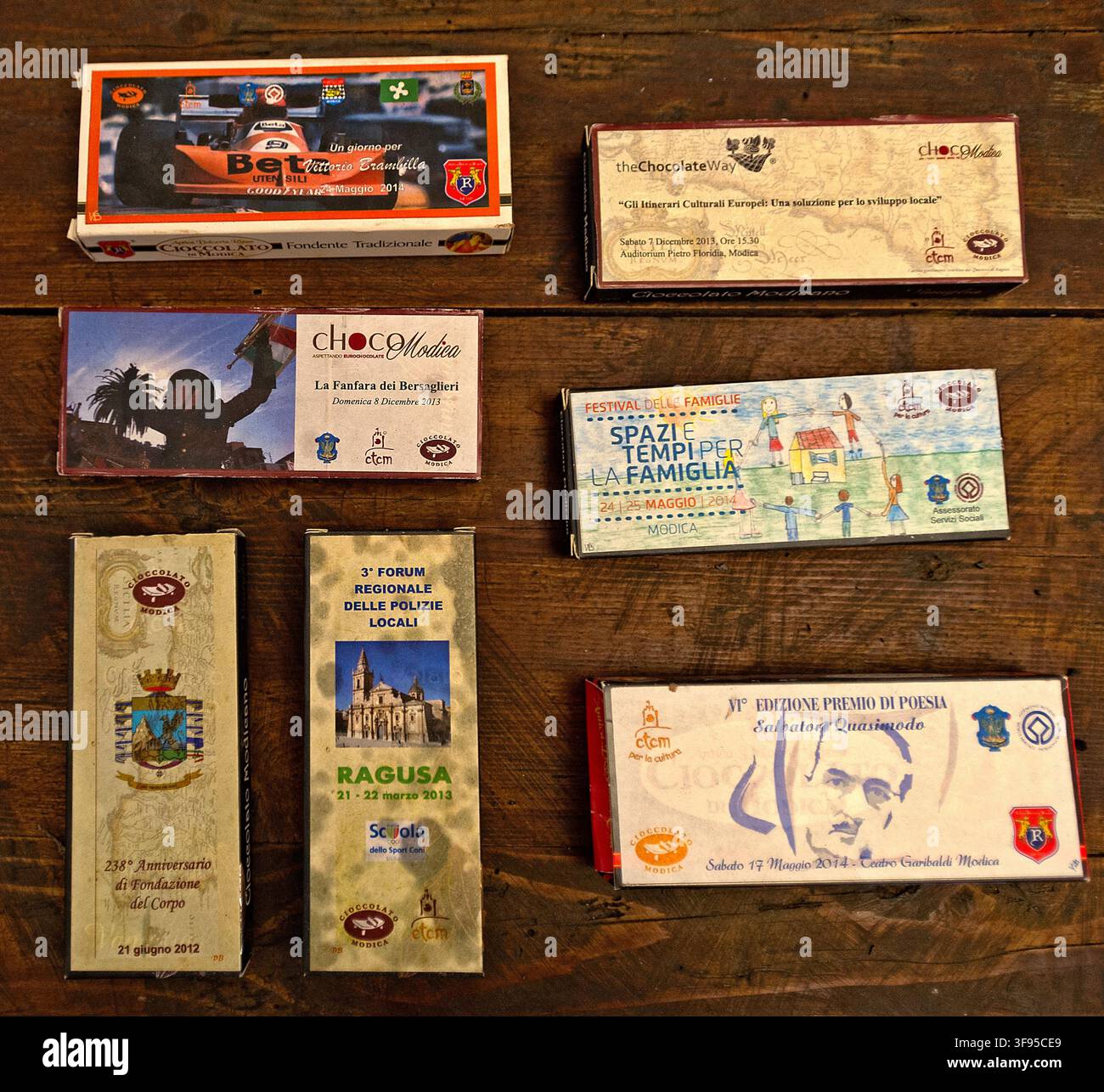 Italia Sicilia Modica - Museo del cioccolato - Involtini di cioccolato confezionati appositamente per eventi importanti Foto Stock
