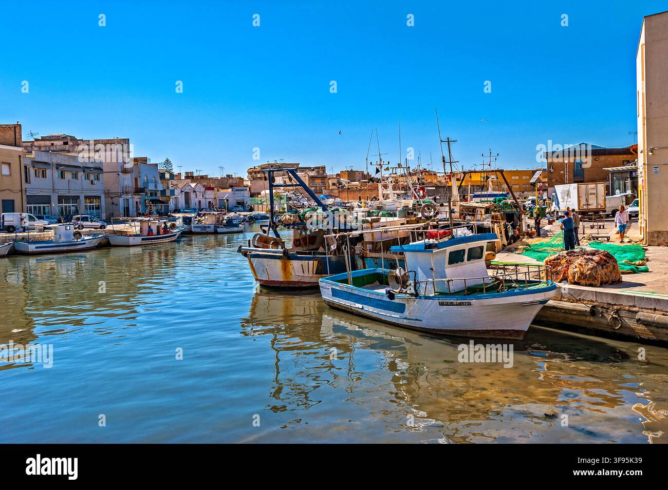 Italia Sicilia Mazara del Vallo Il canale del porto, alla foce del fiume Mazaro - Comandante Caito Foto Stock