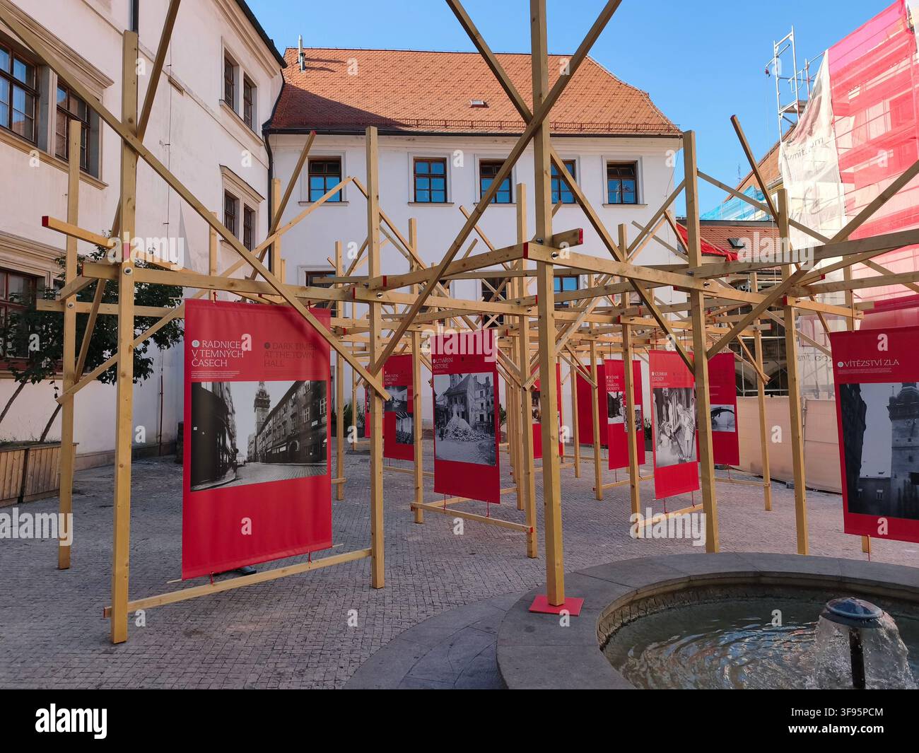 Brno, Repubblica Ceca – 14 agosto 2026: Esposizione storica all'aperto chiamata "Histories in the making" esposta su strutture in legno in th Foto Stock