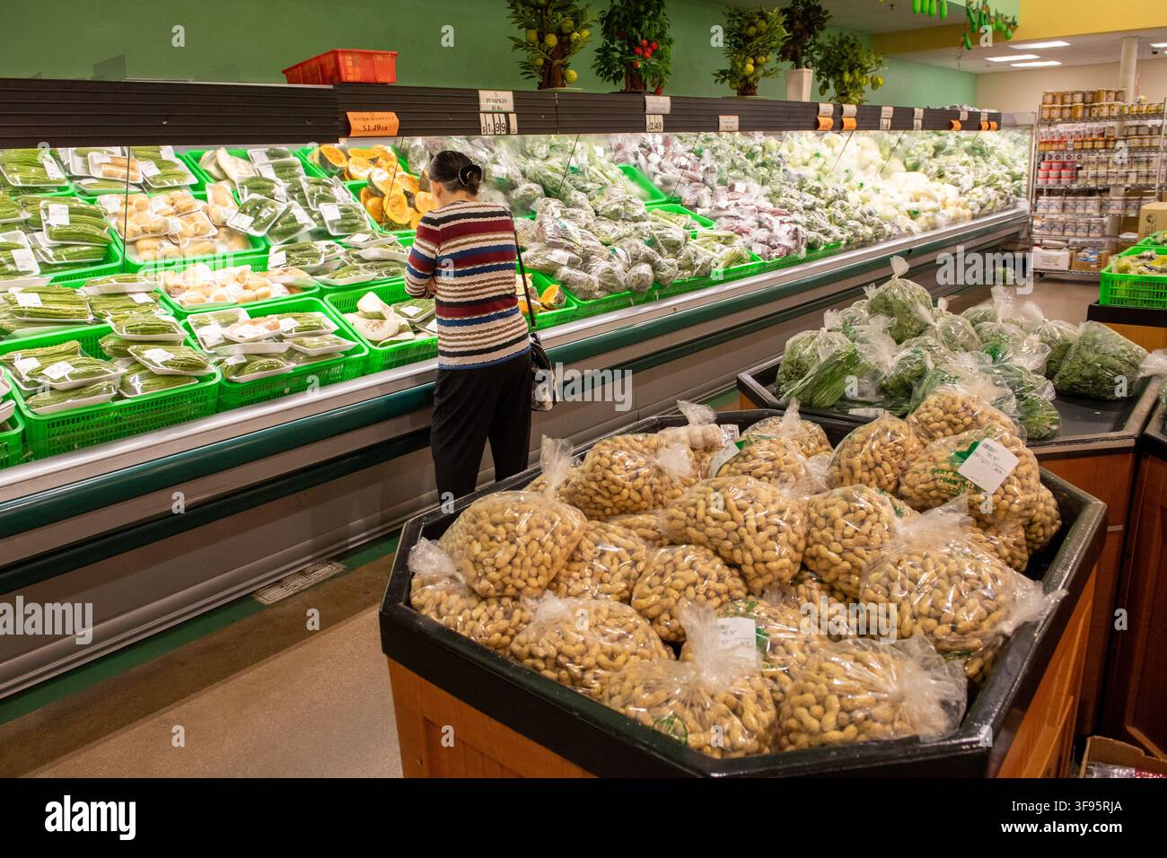 Reparto ortofrutticolo al supermercato MT, Austin, Texas, 23 novembre 2024. (Foto di John Anderson/The Austin Chronicle) Foto Stock