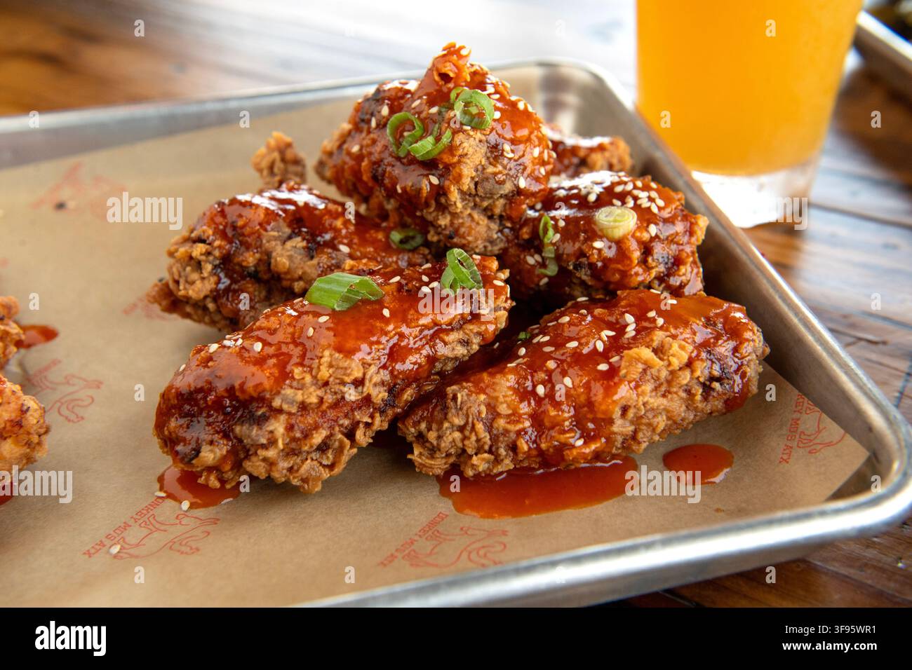 Alette presso Donkey Mo's Korean Fried Chicken, Austin, Texas, 1 agosto 2024. (Foto di John Anderson/The Austin Chronicle) Foto Stock