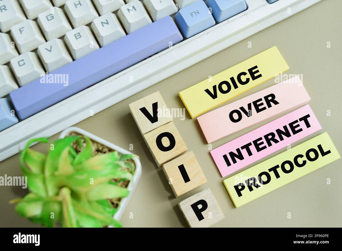 Concetto di VOIP - Voice Over Internet Protocol scritto su post-it isolati su un tavolo di legno. Foto Stock