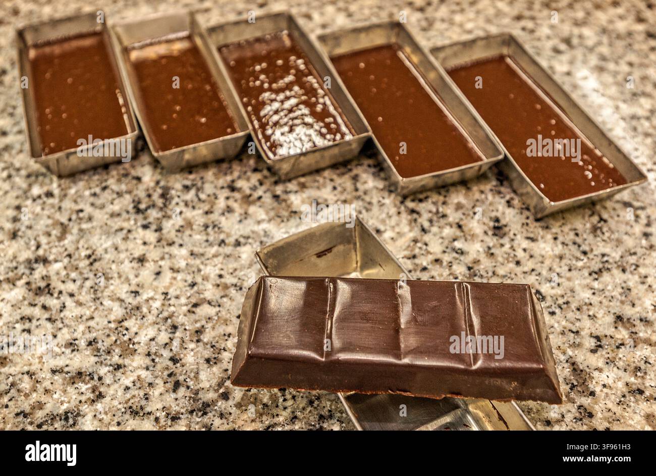 Italia Sicilia Modica - Confezione Bonajuto - Cioccolato - fasi della produzione del cioccolato Modica - la tavoletta di cioccolato è preparata Foto Stock