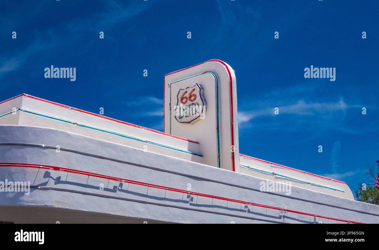 Il 66 Diner, precedentemente Sam's 66 Service Station, costruito negli anni '40 in stile Streamline Modern ad Albuquerque, New Mexico, USA. Foto Stock
