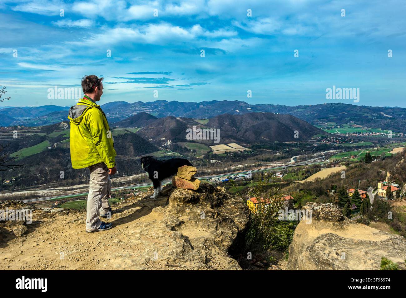 Vista dalla cima del Monte Frate, nel gruppo di creste del Pliocene. Sotto si trova la valle di Sasso Marconi. Foto Stock