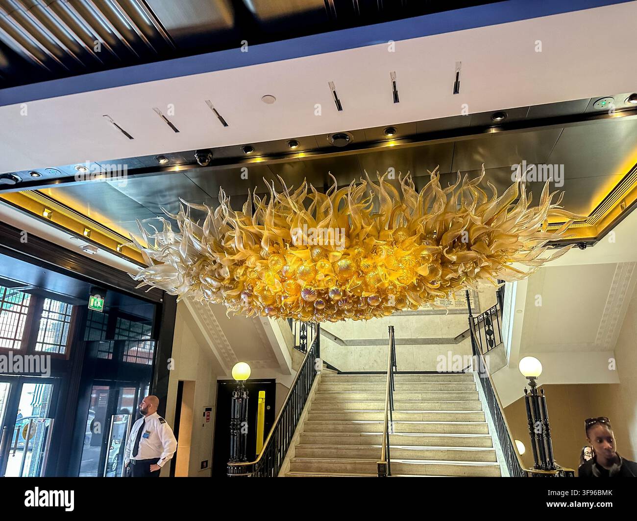 Il lampadario di vetro di Dale Chihuly forma un magnifico baldacchino di vetro soffiato a mano all'interno del grande magazzino Harrods a Knightsbridge. Foto Stock